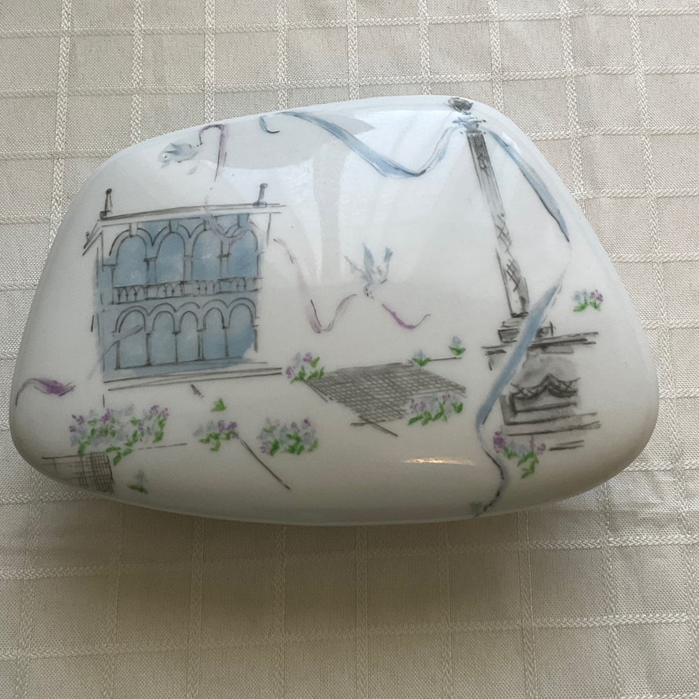 Elegant Porcelain Trinket/Cigarette Box